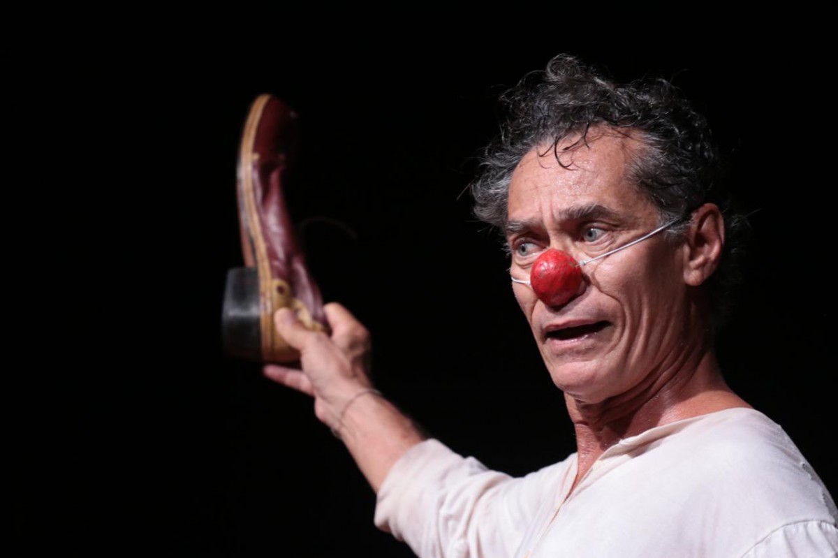 Chico Diaz no espetáculo “A lua vem da Ásia” diretamente do Teatro PetraGold, com transmissão on-line, e ingressos a partir de R$ 20