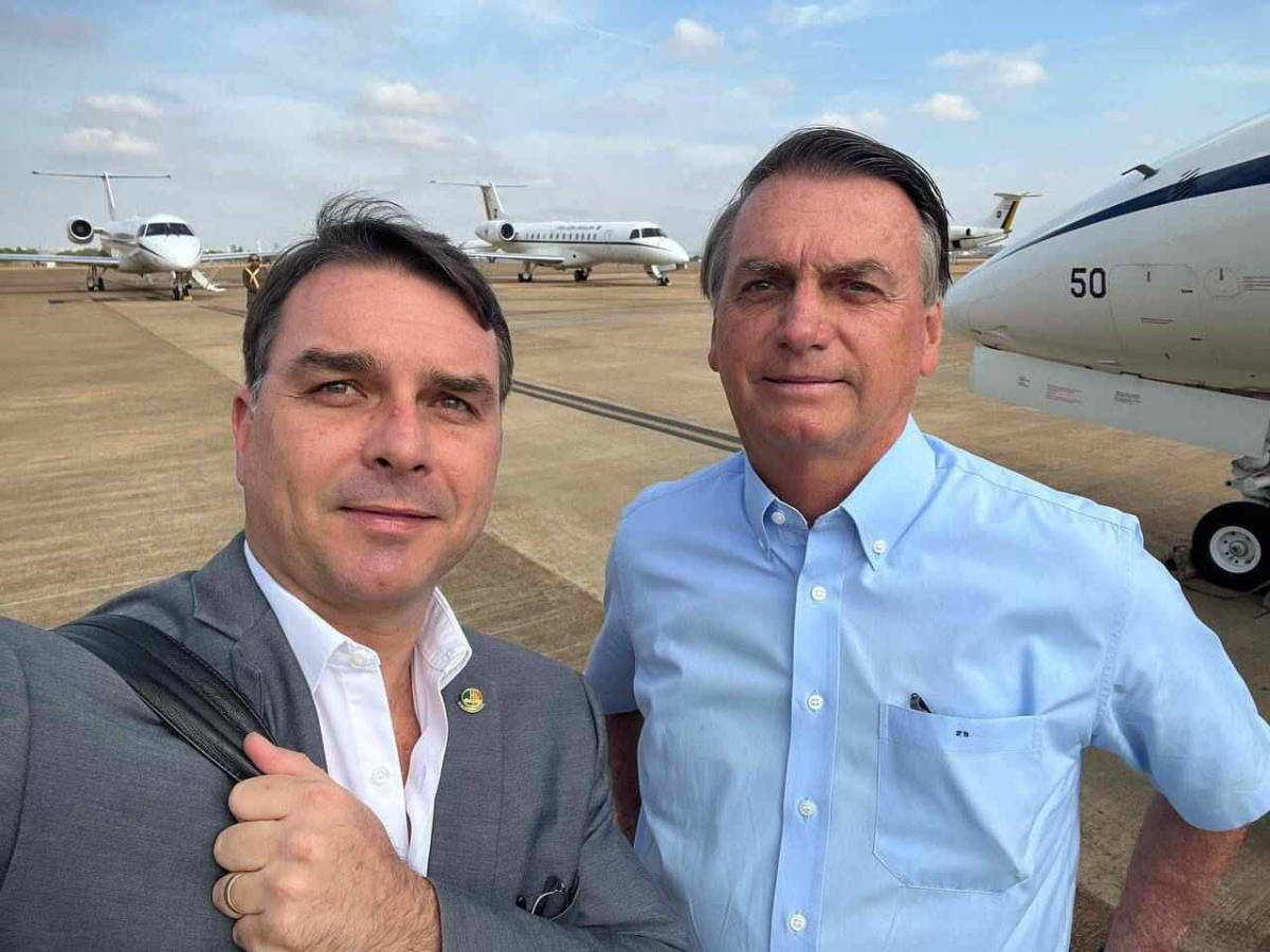 Bolsonaro define núcleo jurídico com acesso direto durante prisão domiciliar e inclui filho e ex-ministro
